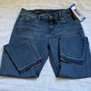 Kenneth Cole NWT “Jess Skinny” Medium Wash Jeans